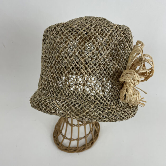 Chapeau cloche en paille de jonc garni d'un noeud en rafia