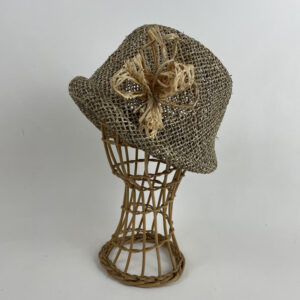 Chapeau cloche en paille de jonc garni d'un noeud en rafia