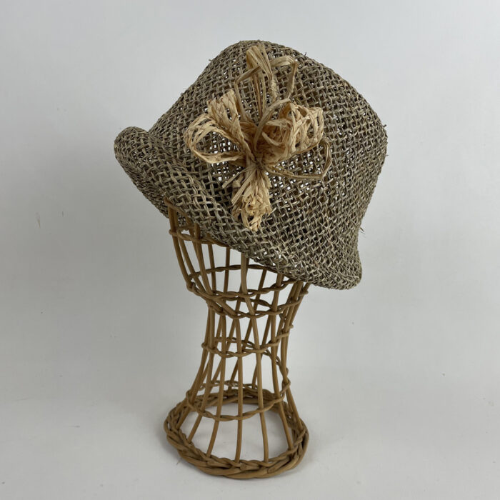 Chapeau cloche en paille de jonc garni d'un noeud en rafia