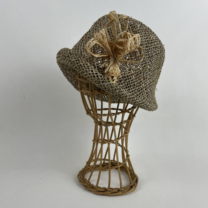 Chapeau cloche en paille de jonc garni d'un noeud en rafia
