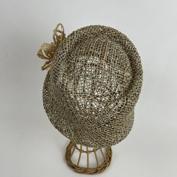 Chapeau cloche en paille de jonc garni d'un noeud en rafia