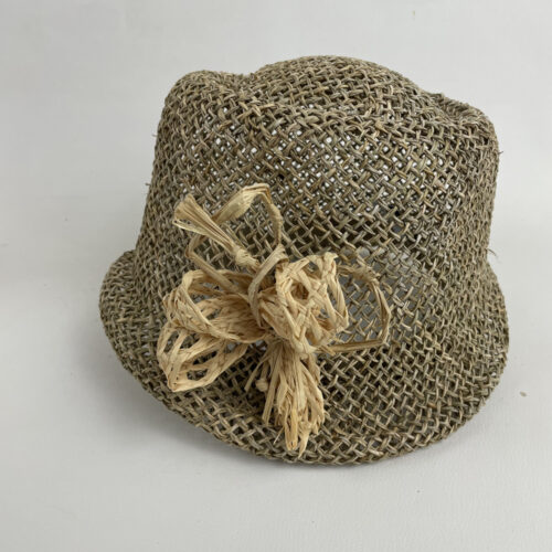 Chapeau cloche en paille de jonc garni d'un noeud en rafia