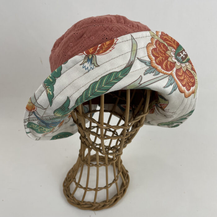Chapeau en coton au bord pointu