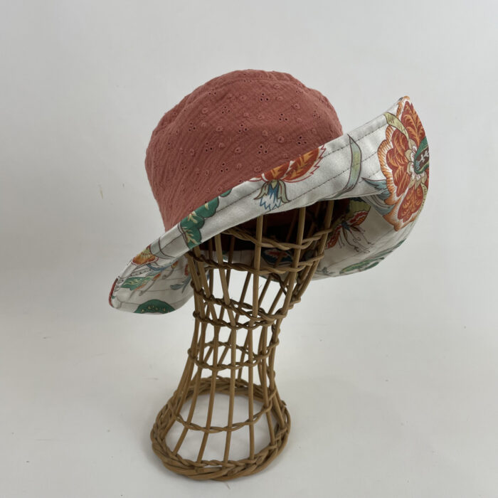 Chapeau en coton au bord pointu