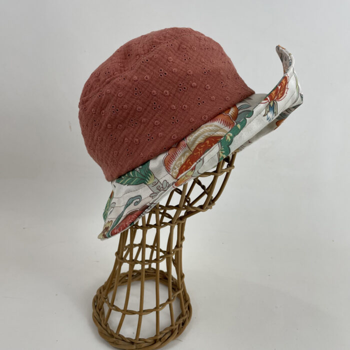 Chapeau en coton au bord pointu
