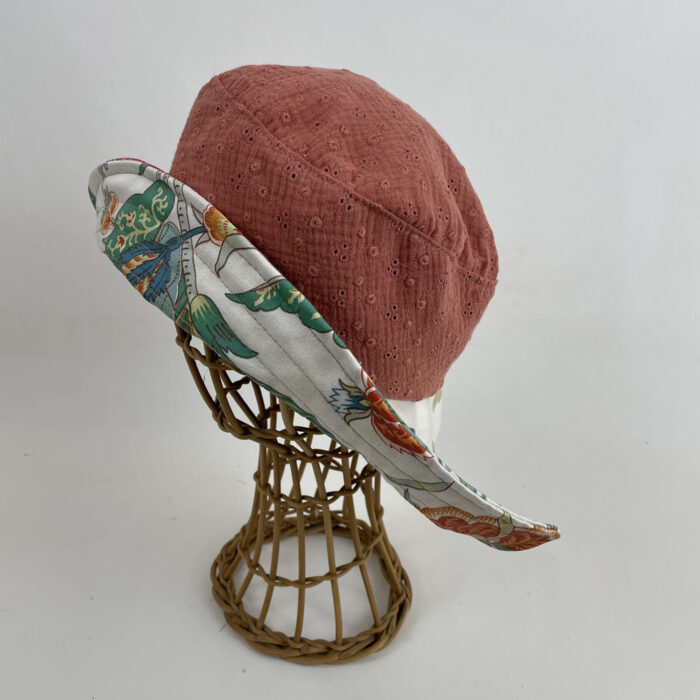 Chapeau en coton au bord pointu