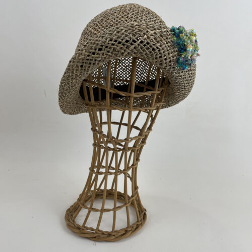 Chapeau cloche en paille de jonc garni d'un fil drapeau