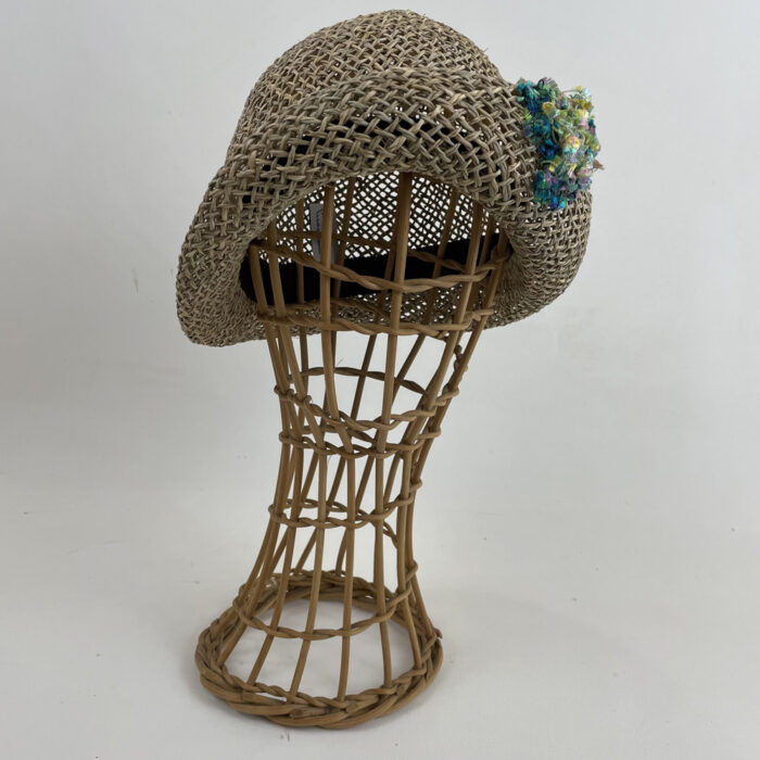 Chapeau cloche en paille de jonc garni d'un fil drapeau