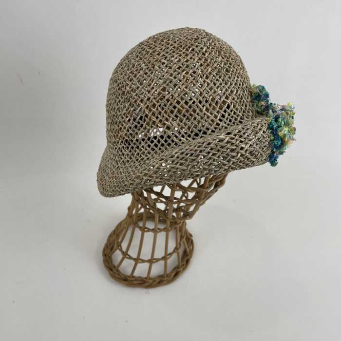 Chapeau cloche en paille de jonc garni d'un fil drapeau