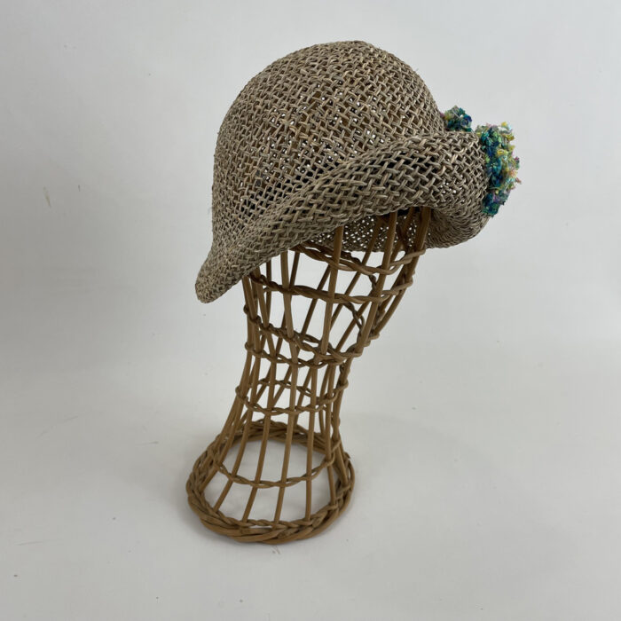 Chapeau cloche en paille de jonc garni d'un fil drapeau