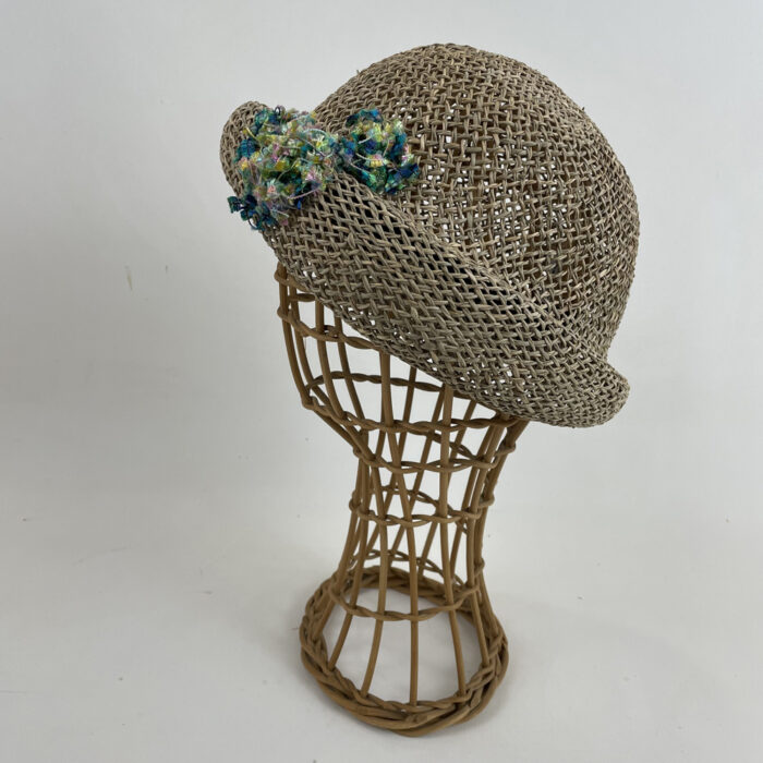 Chapeau cloche en paille de jonc garni d'un fil drapeau