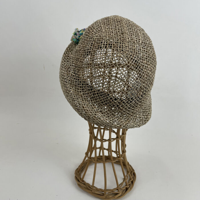 Chapeau cloche en paille de jonc garni d'un fil drapeau
