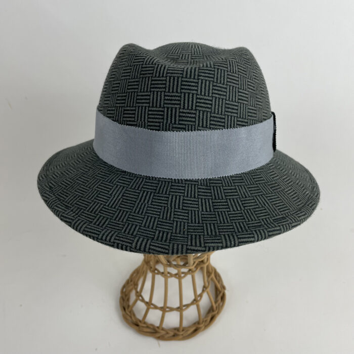 Chapeau en feutre de laine imprimé gris et noir