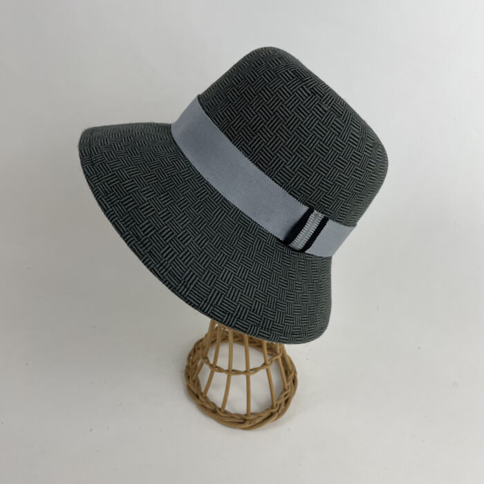 Chapeau en feutre de laine imprimé gris et noir