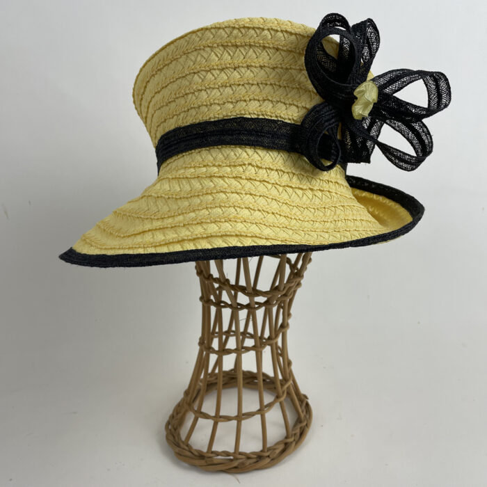 Chapeau jaune et noir en gallon de paille ancienne et sisal