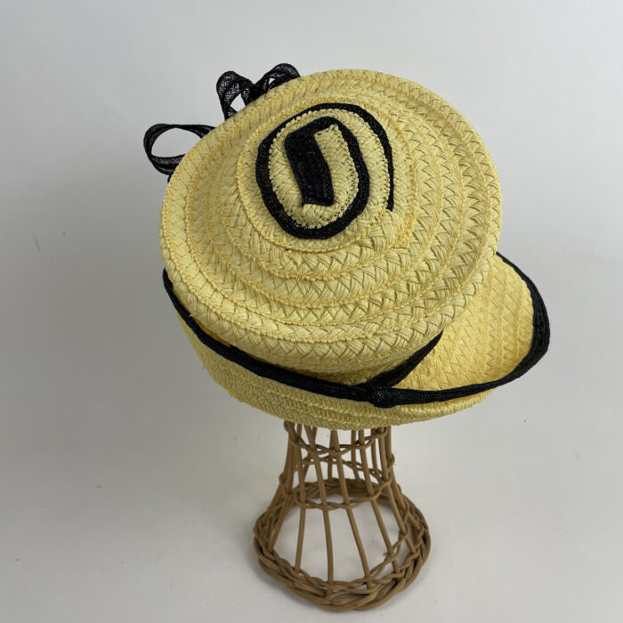 Chapeau jaune et noir en gallon de paille ancienne et sisal