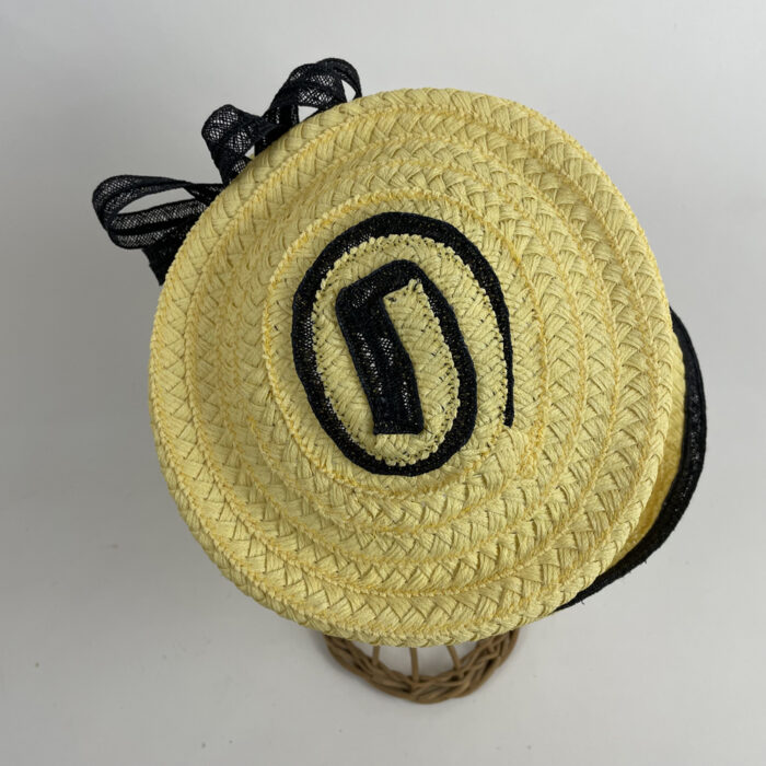 Chapeau jaune et noir en gallon de paille ancienne et sisal