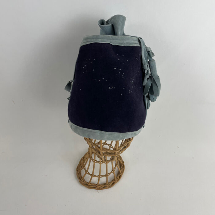 Chapeau sac en feutre taupé bleu marine et cuir bleu gris