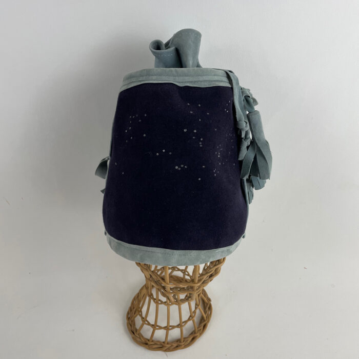 Chapeau sac en feutre taupé bleu marine et cuir bleu gris