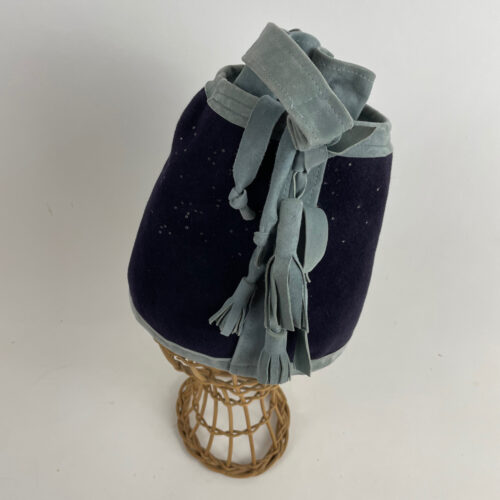 Chapeau sac en feutre taupé bleu marine et cuir bleu gris