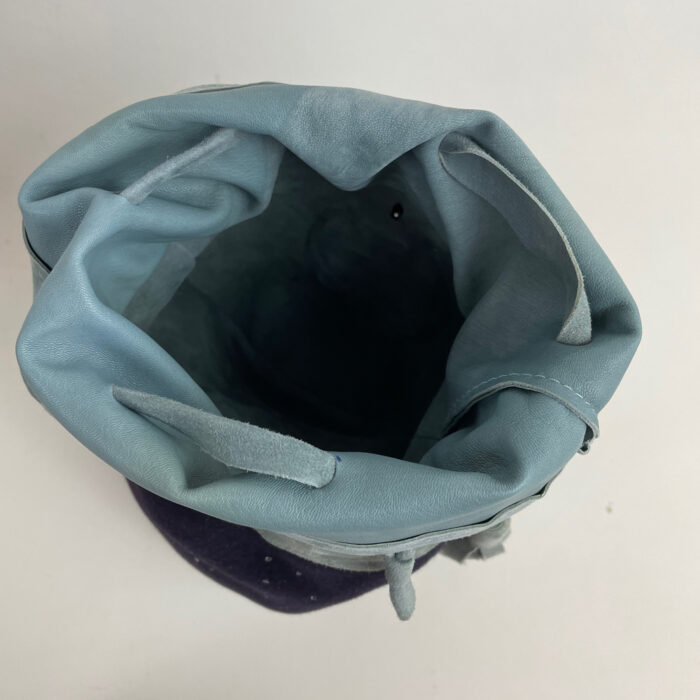 Chapeau sac en feutre taupé bleu marine et cuir bleu gris