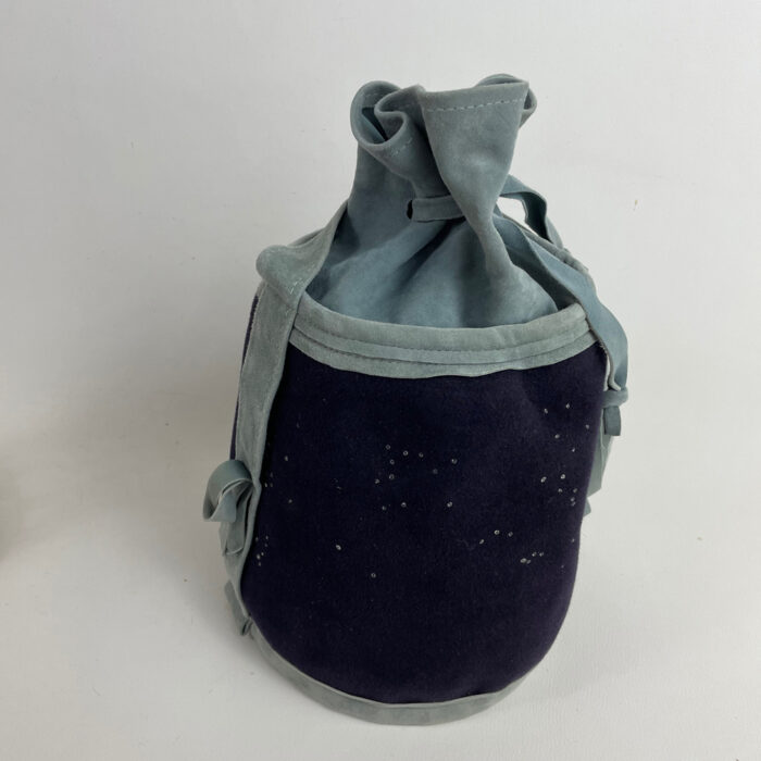 Chapeau sac en feutre taupé bleu marine et cuir bleu gris
