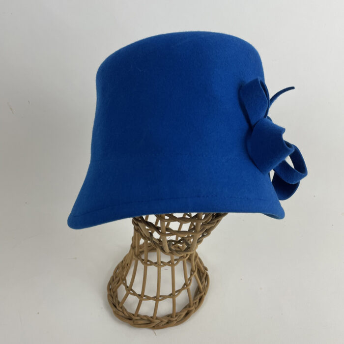 Cloche en feutre de laine bleu roi