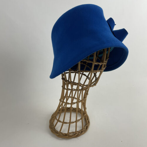 Cloche en feutre de laine bleu roi