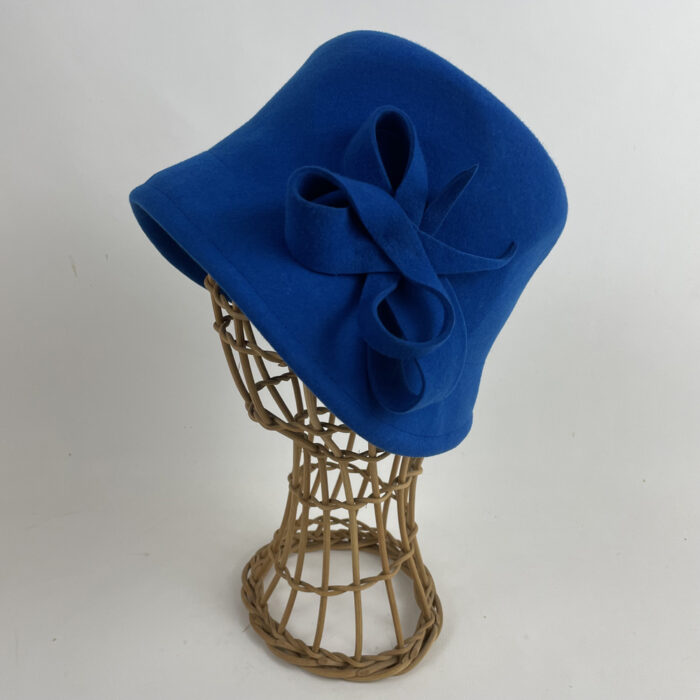 Cloche en feutre de laine bleu roi