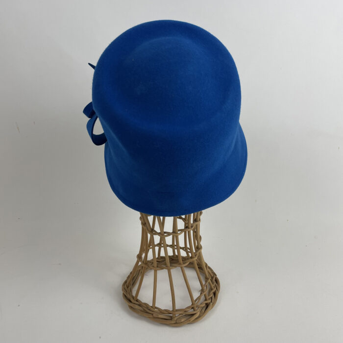 Cloche en feutre de laine bleu roi