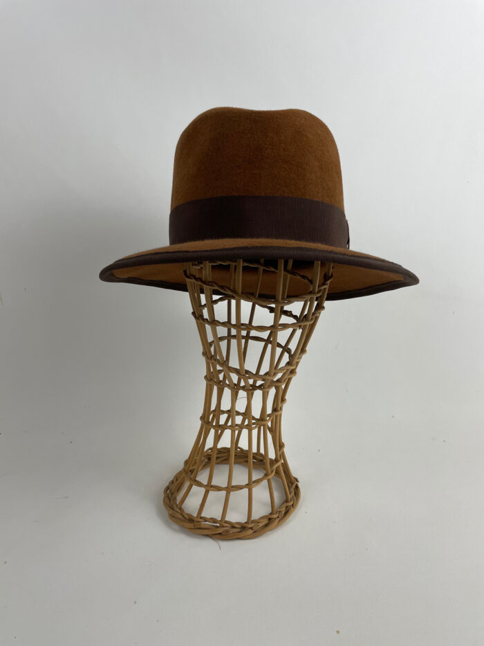 Fedora en feutre taupé (lapin finition velours) marron noisette