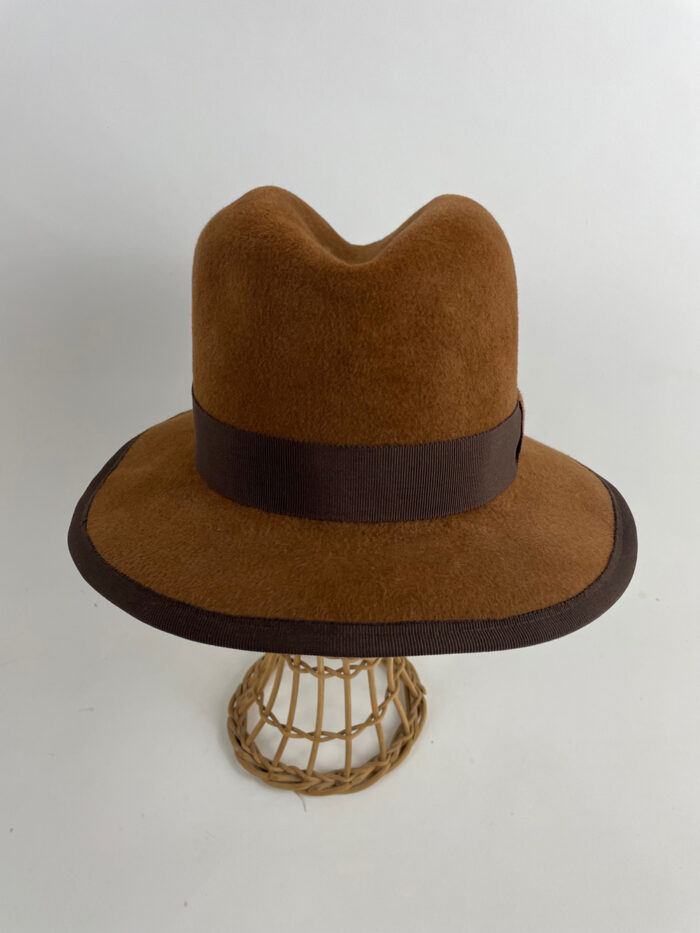 Fedora en feutre taupé (lapin finition velours) marron noisette