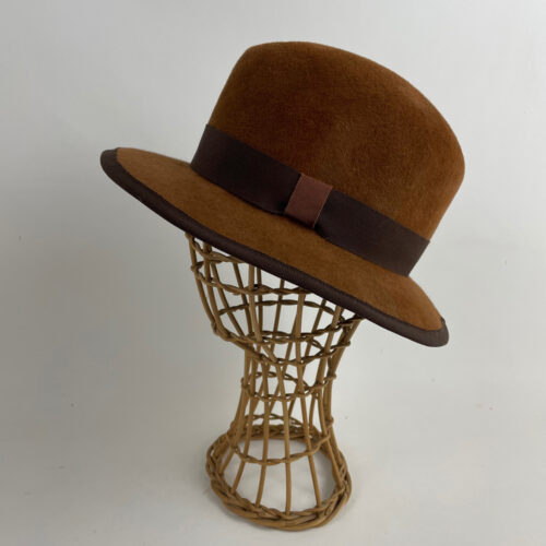 Fedora en feutre taupé (lapin finition velours) marron noisette