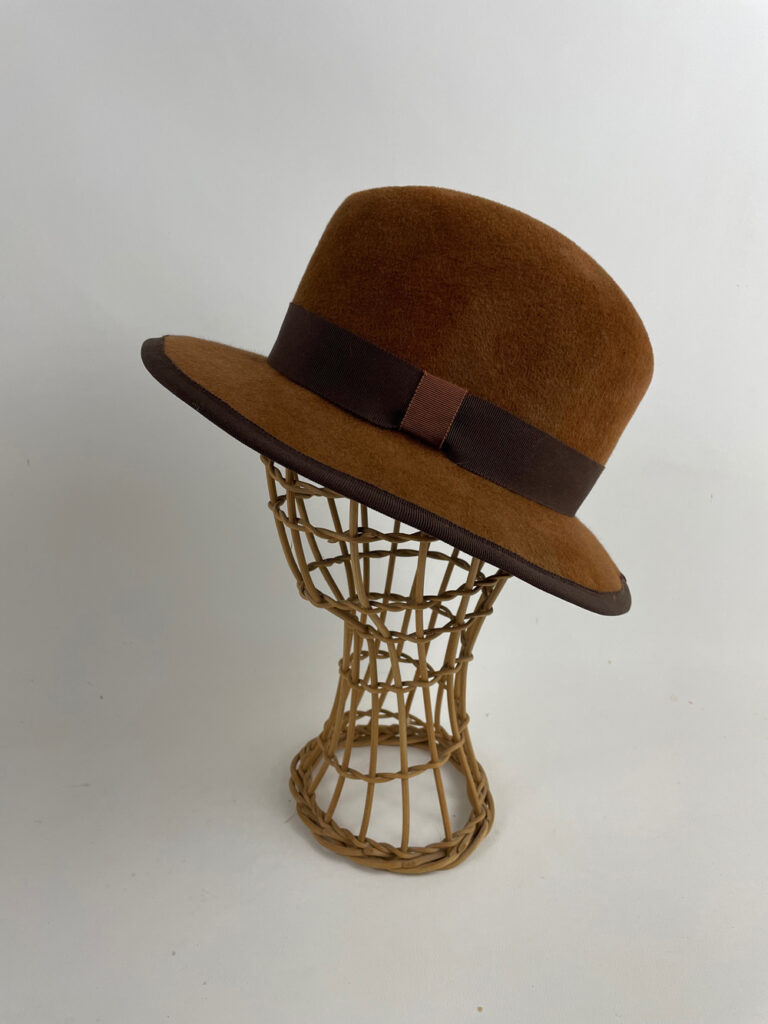 Fedora en feutre taupé (lapin finition velours) marron noisette