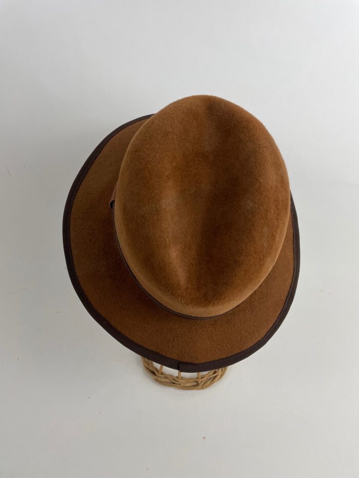 Fedora en feutre taupé (lapin finition velours) marron noisette