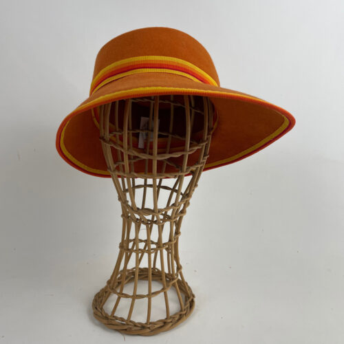 Chapeau orange asymétrique en feutre de lapin