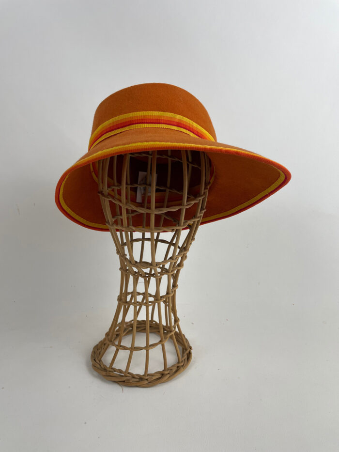 Chapeau orange asymétrique en feutre de lapin