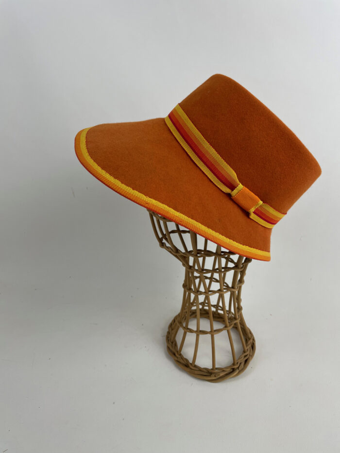 Chapeau orange asymétrique en feutre de lapin