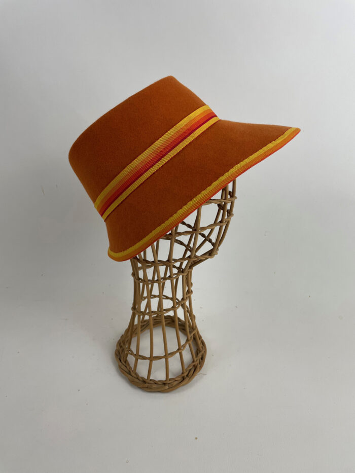 Chapeau orange asymétrique en feutre de lapin