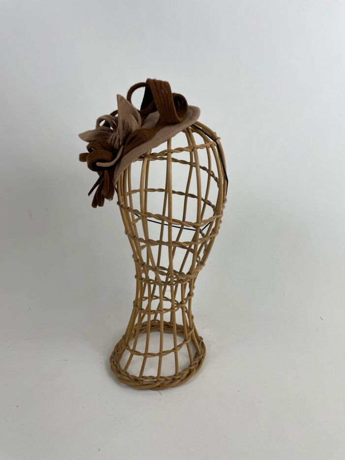 Bijoux de tête en feutre taupé beige et marron noisette, monté sur élastique