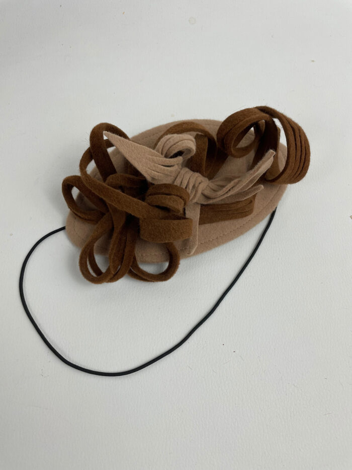 Bijoux de tête en feutre taupé beige et marron noisette, monté sur élastique