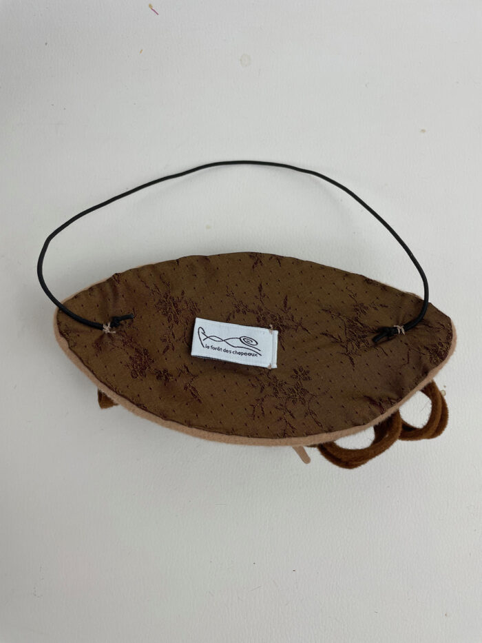 Bijoux de tête en feutre taupé beige et marron noisette, monté sur élastique