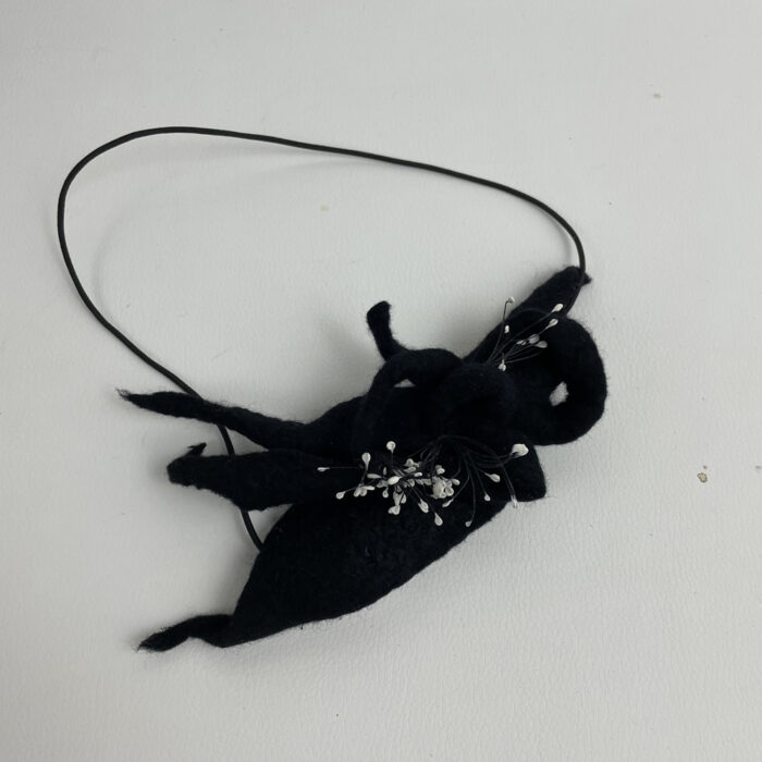 Bijoux de tête en feutre nuno noir garni de pistils argentés, monté sur élastique