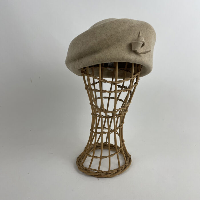 Toque asymétrique en feutre de laine beige