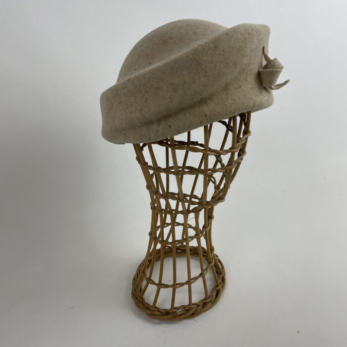 Toque asymétrique en feutre de laine beige