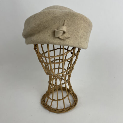 Toque asymétrique en feutre de laine beige