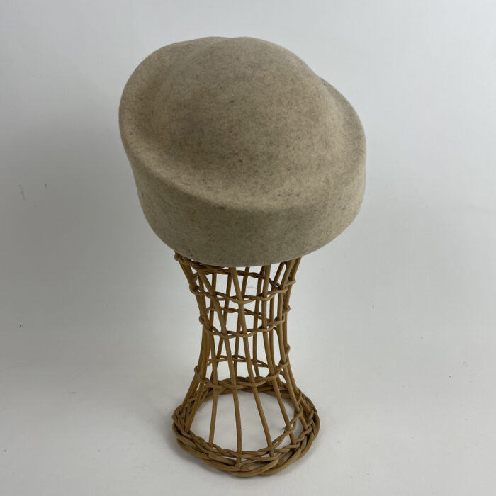 Toque asymétrique en feutre de laine beige