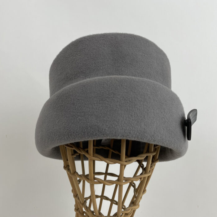 Bonnet toque en feutre taupé gris souris