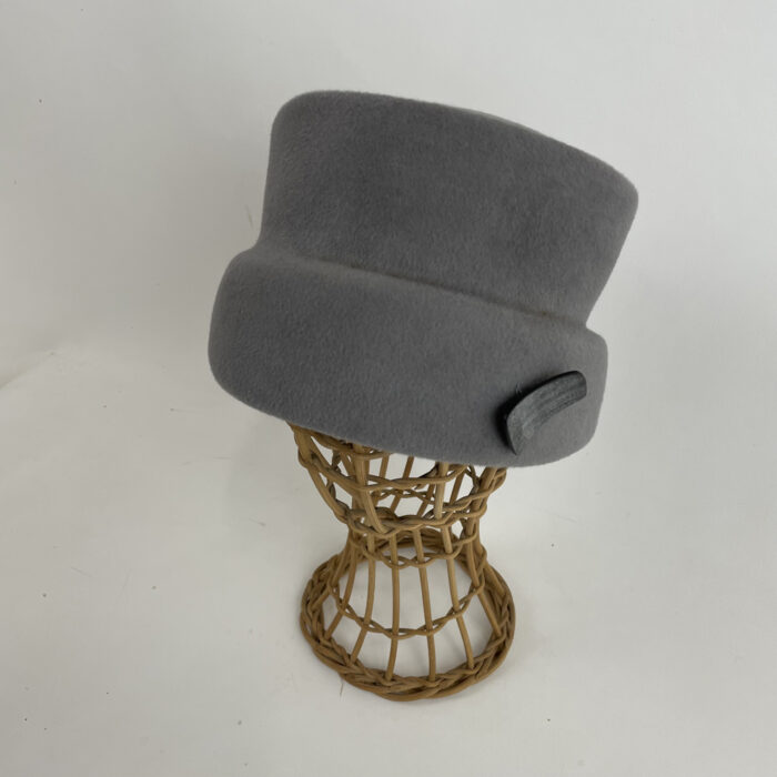 Bonnet toque en feutre taupé gris souris
