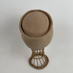 Toque turban en feutre taupé beige